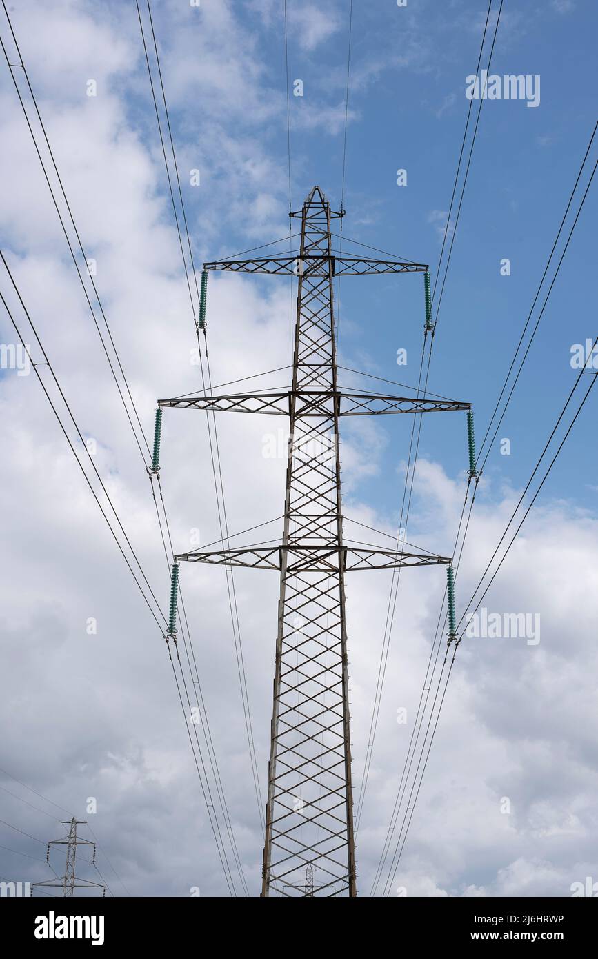 Transmission d'énergie sur une ligne électrique haute tension dans le ciel, Danemark, 1 mai 2022 Banque D'Images