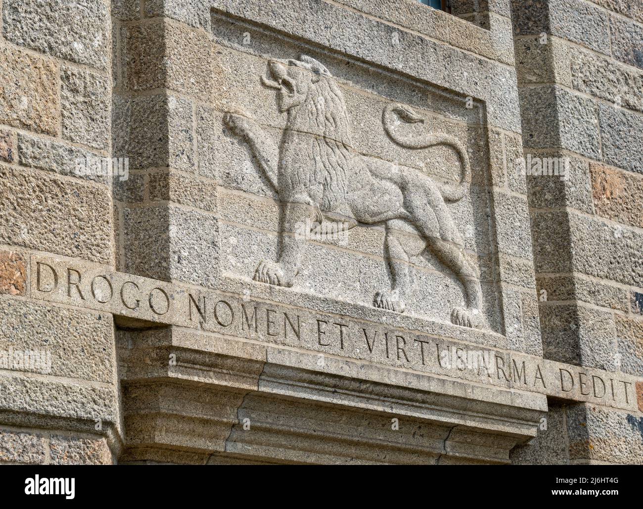 Armoiries à l'entrée du château Drogo, propriété du National Trust sur Dartmoor, dans le Devon, Royaume-Uni Banque D'Images