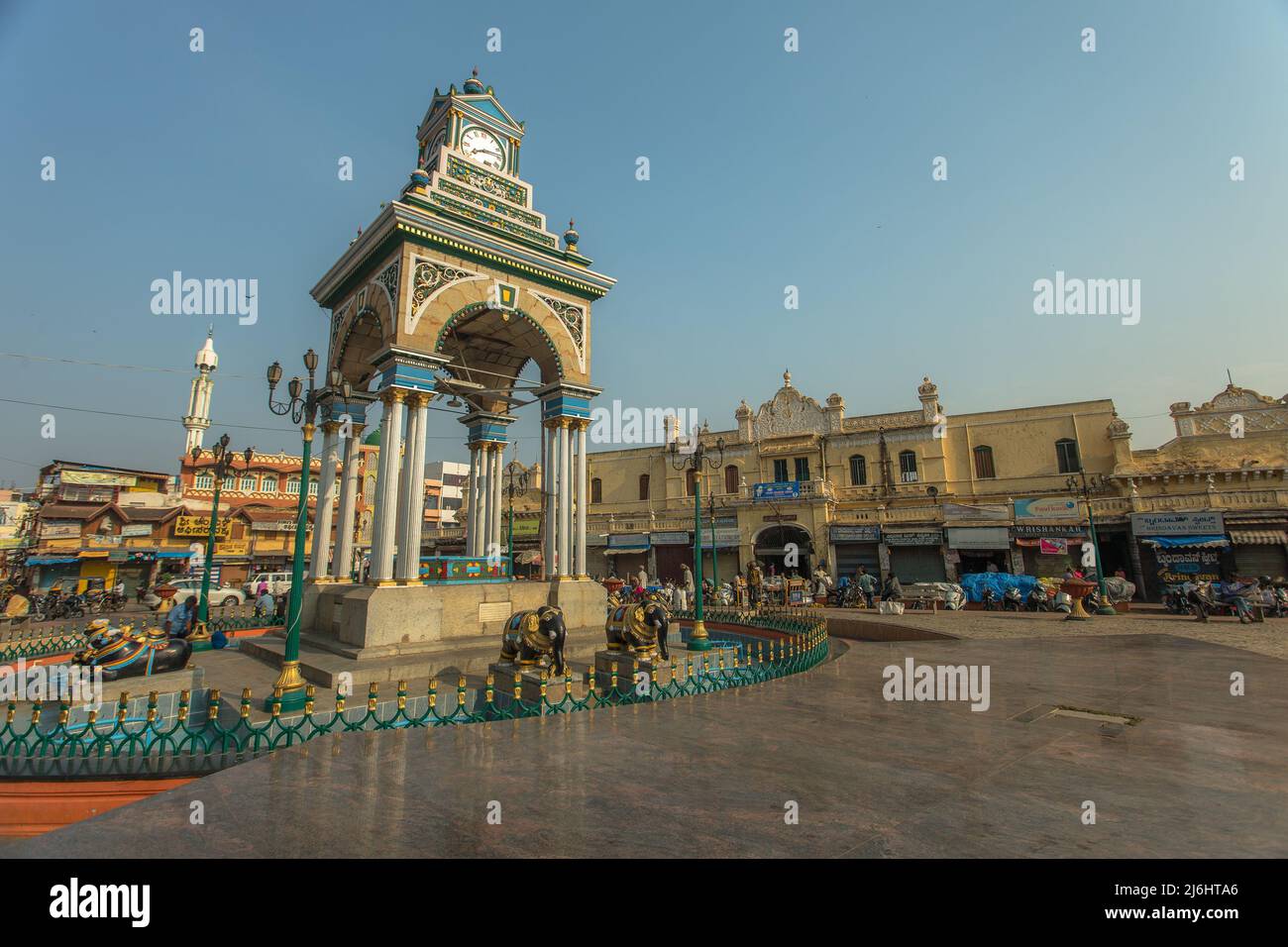 Tour historique de l'horloge Chikka Gadiyara aka Dufferin Clock Tower avec une fontaine au milieu d'un marché de la nourriture et des fleurs animé, Mysore, Inde Banque D'Images