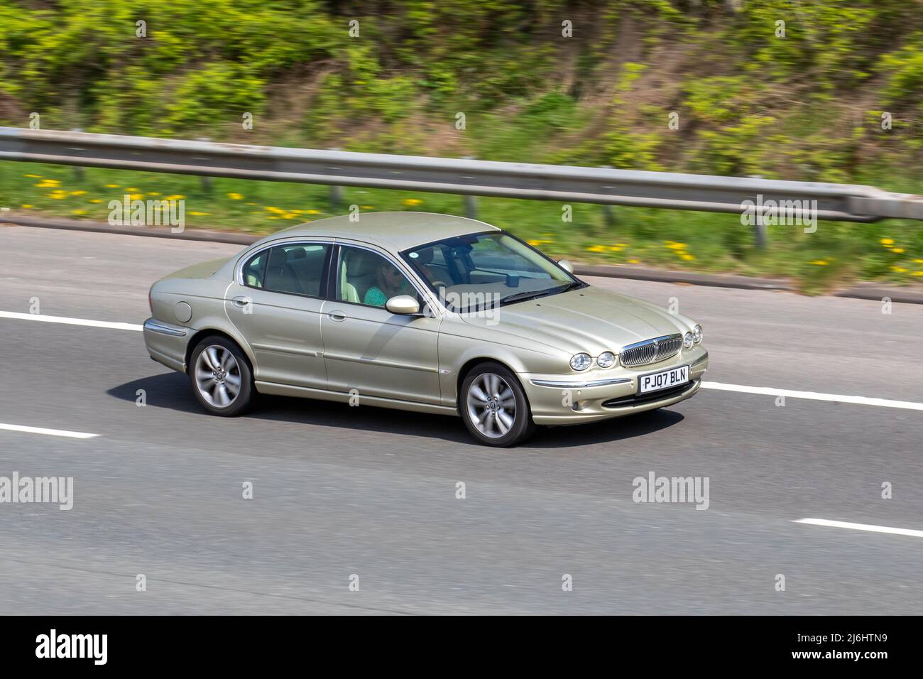 2007 GOLD berline de luxe manuelle à 2198cc 6 vitesses Jaguar X-Type Sovereign se D britannique ; conduite sur l'autoroute M61, Manchester, Royaume-Uni Banque D'Images