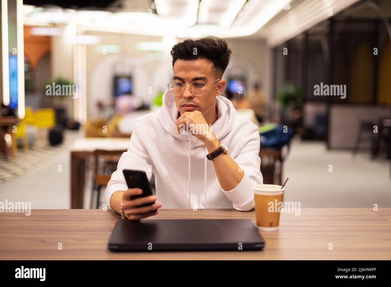 Portrait d'un beau jeune homme élégant et cool utilisant un ordinateur portable au café-restaurant Banque D'Images