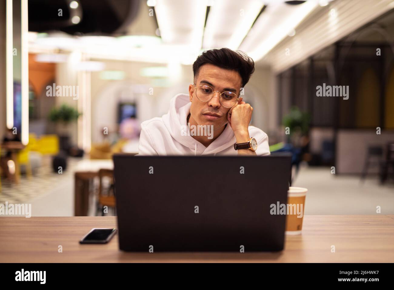 Portrait d'un beau jeune homme élégant et cool utilisant un ordinateur portable au café-restaurant Banque D'Images