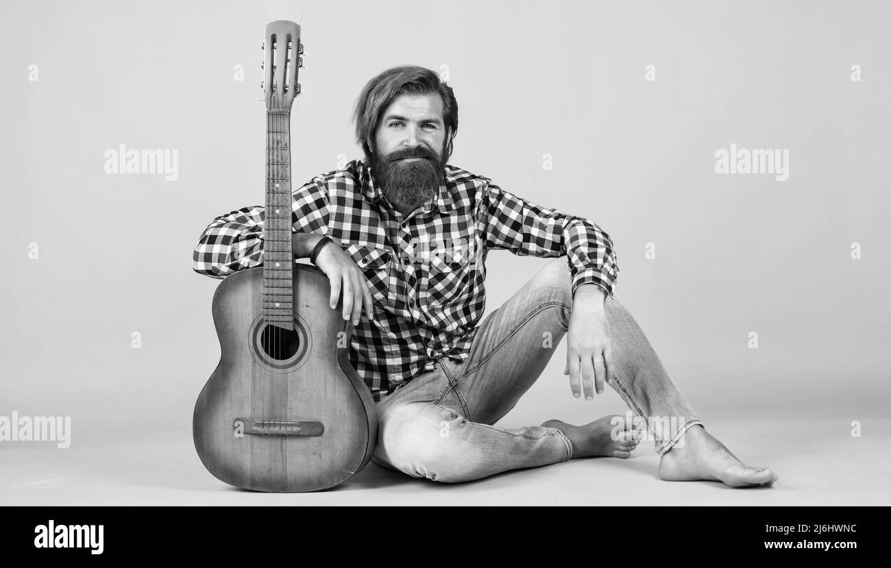 école de musique. style de musique country. homme portant une chemise à carreaux et une guitare. jouer un instrument de musique à cordes. musicien de caucasien professionnel Banque D'Images