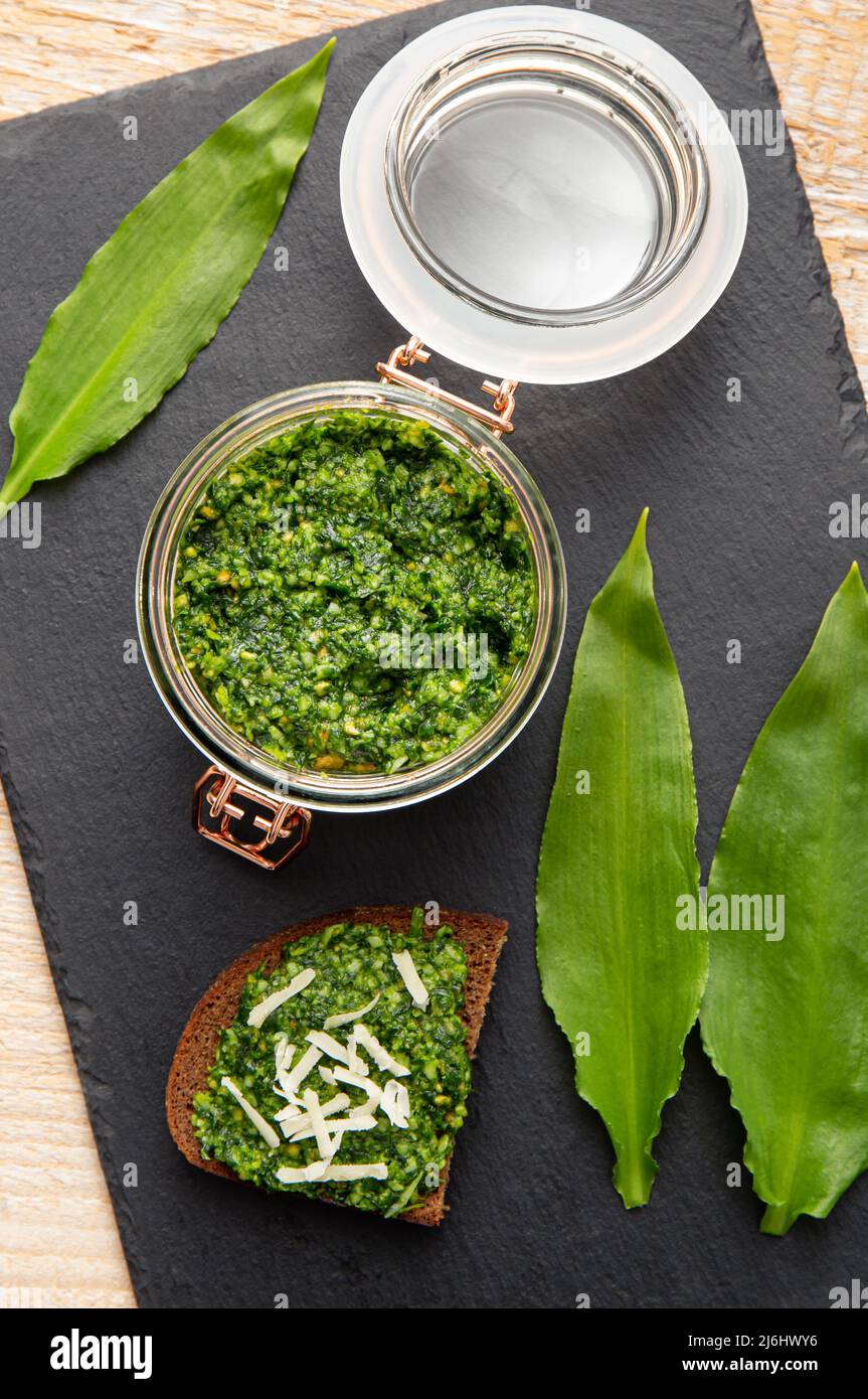 Pesto à base de feuilles d'Allium ursinum, connues sous le nom d'ail sauvage, ramsons, sarrasins, ail à feuilles larges, ail en bois, porter le poireau ou l'ail de l'ours. Banque D'Images