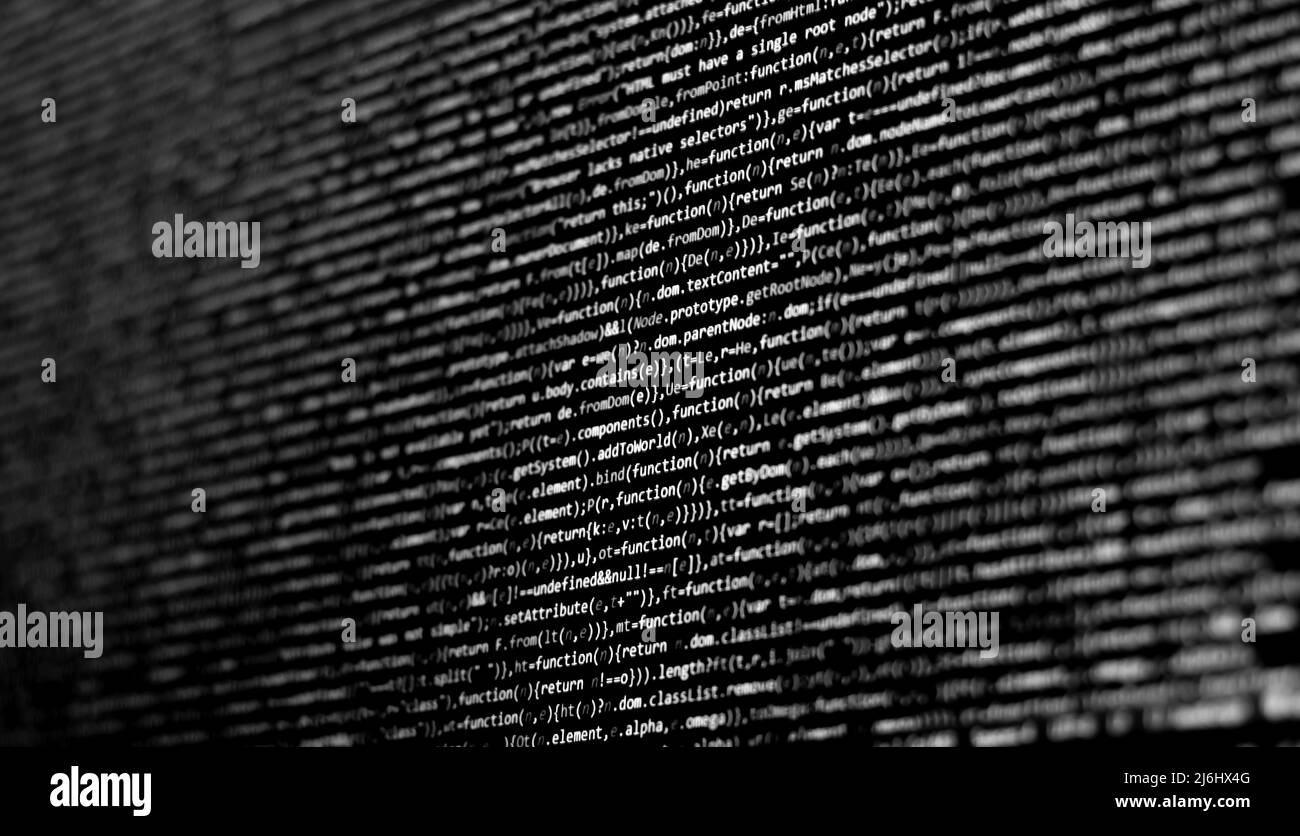 mise au point sélective codes gris blancs sur l'écran noir. codage flou vue latérale. travail à distance. développeur de logiciels. Banque D'Images