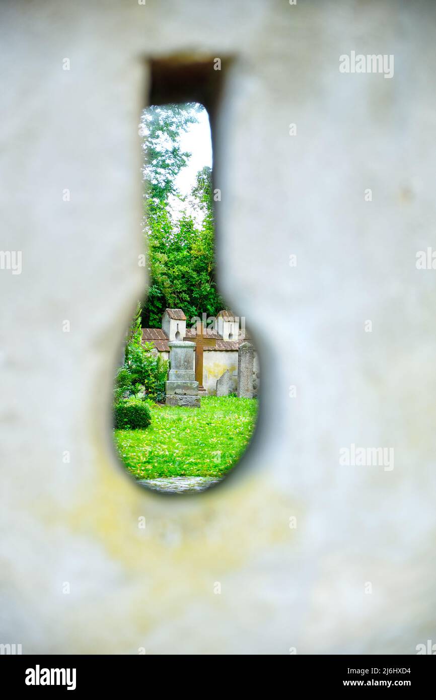 Mur de cimetière avec trous de serrure, église de village de Saint-Andreas à Nehringen, communauté de Grammendorf, Mecklembourg-Poméranie occidentale, Allemagne. Banque D'Images