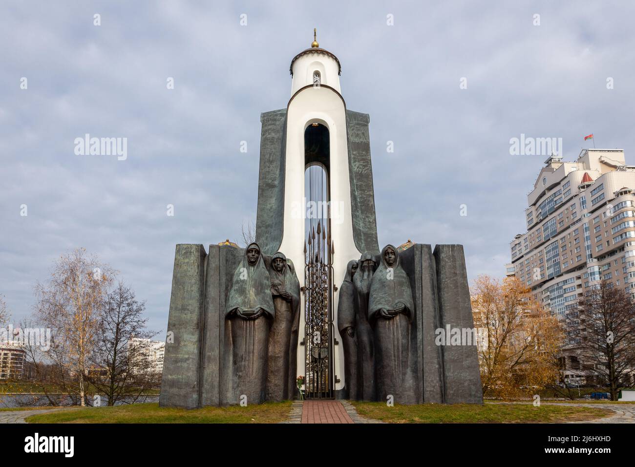 Minsk, Bélarus, 04.11.21. Fils du monument de la Fatherland qui commémore les soldats soviétiques du Bélarus qui sont morts en guerre avec l'Afghanistan, statue Banque D'Images