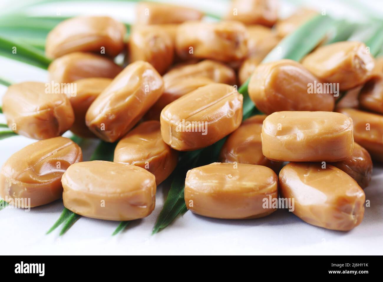 barre de chocolat caramel sur table blanche . Banque D'Images