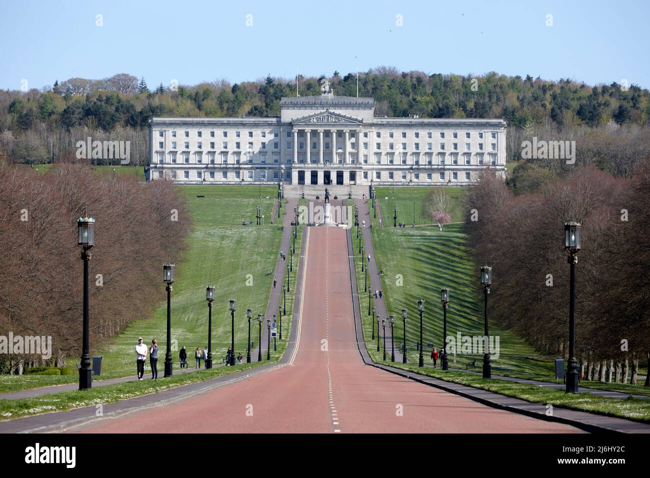 Avenue Prince de Galles menant à l'Irlande du Nord édifices du Parlement dans le domaine de Stormont, Belfast est, Irlande du Nord, 20th avril 2022. Banque D'Images