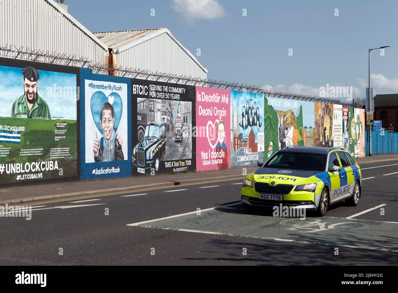 La patrouille de police PSNI passe des peintures murales républicaines sur le Lower Falls Road West Belfast, Irlande du Nord, le 20th avril 2022. Banque D'Images