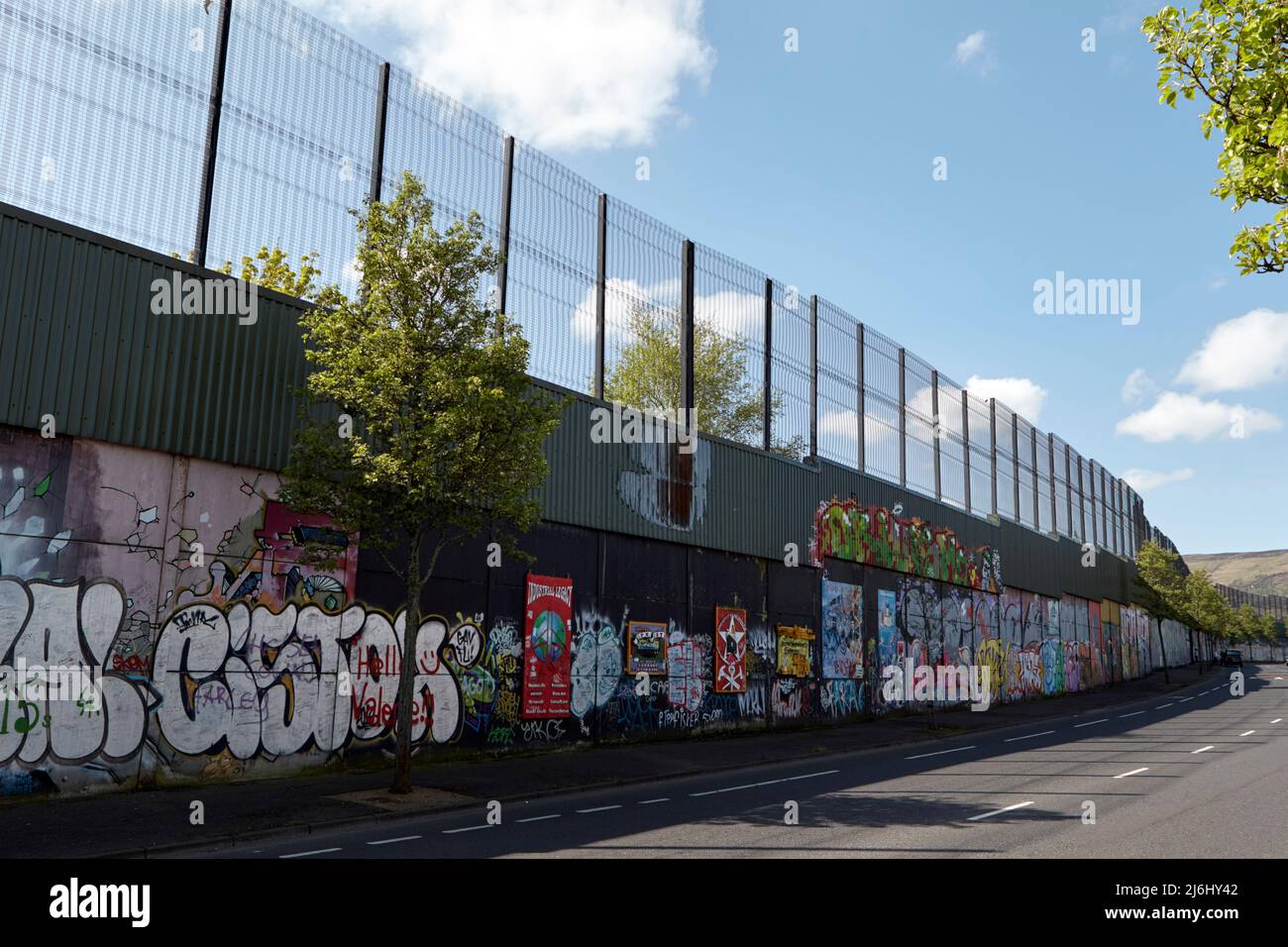 Le mur de division de la « ligne de la paix » entre le secteur de la route des chutes catholiques (derrière le mur) et le secteur de la route protestante Shankill, Cupar Way, WestBelfast, N Banque D'Images