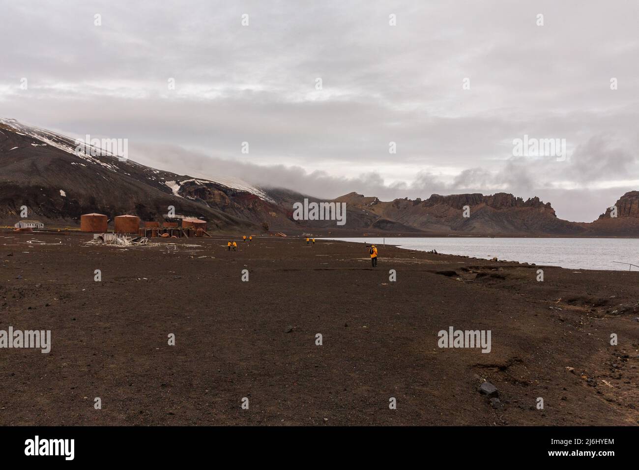 les bâtiments délabrés de la chasse à la baleine abandonnée et la station scientifique de l'île de tromperie antarctique Banque D'Images
