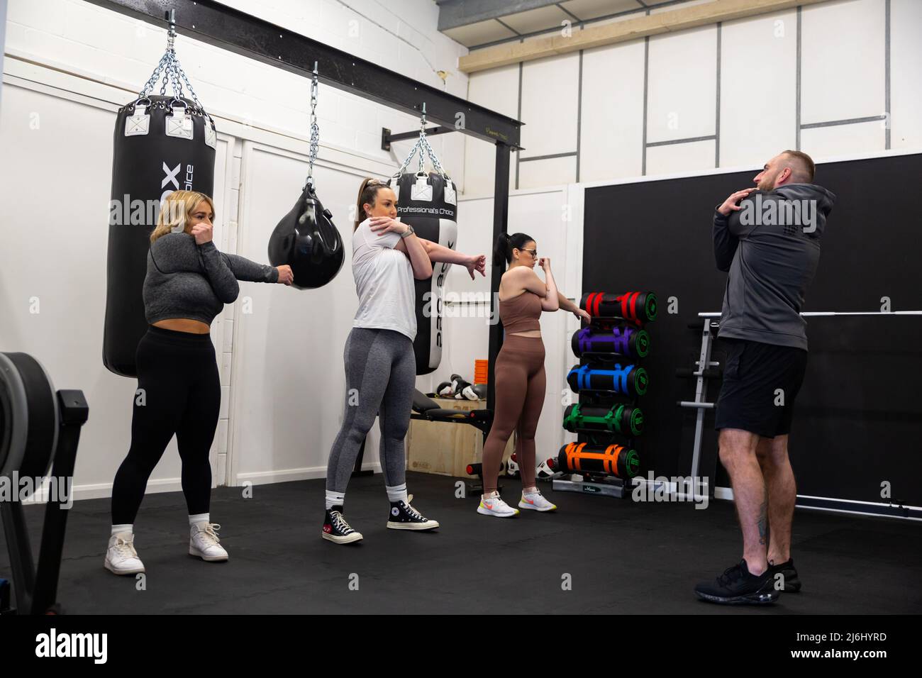 Ipswich Suffolk UK avril 03 2022: Un entraîneur personnel enseignant un petit cours de fitness toutes les femmes. Mode de vie sain, forme physique, rester actif concept Banque D'Images