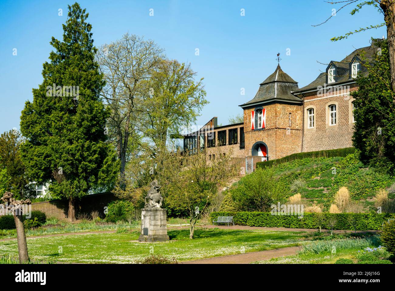 Deutschland, NRW, Kreis Heinsberg, Wassenberg, Burg, vorne Statue des heiligen Georg im Kampf mit dem Drachen Banque D'Images