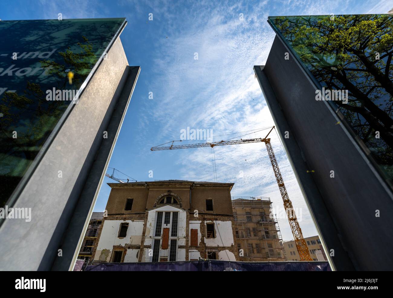 02 mai 2022, Saxe, Chemnitz: Une grue tourne sur le chantier de construction du futur site d'apprentissage et de mémorial de la prison de Kaßberg. À l'automne 2022, le nouveau monument commémoratif de l'ancienne aile B de la prison devrait s'ouvrir avec plusieurs expositions sur l'histoire de la double dictature du bâtiment. Photo: Kristin Schmidt/dpa/ZB Banque D'Images