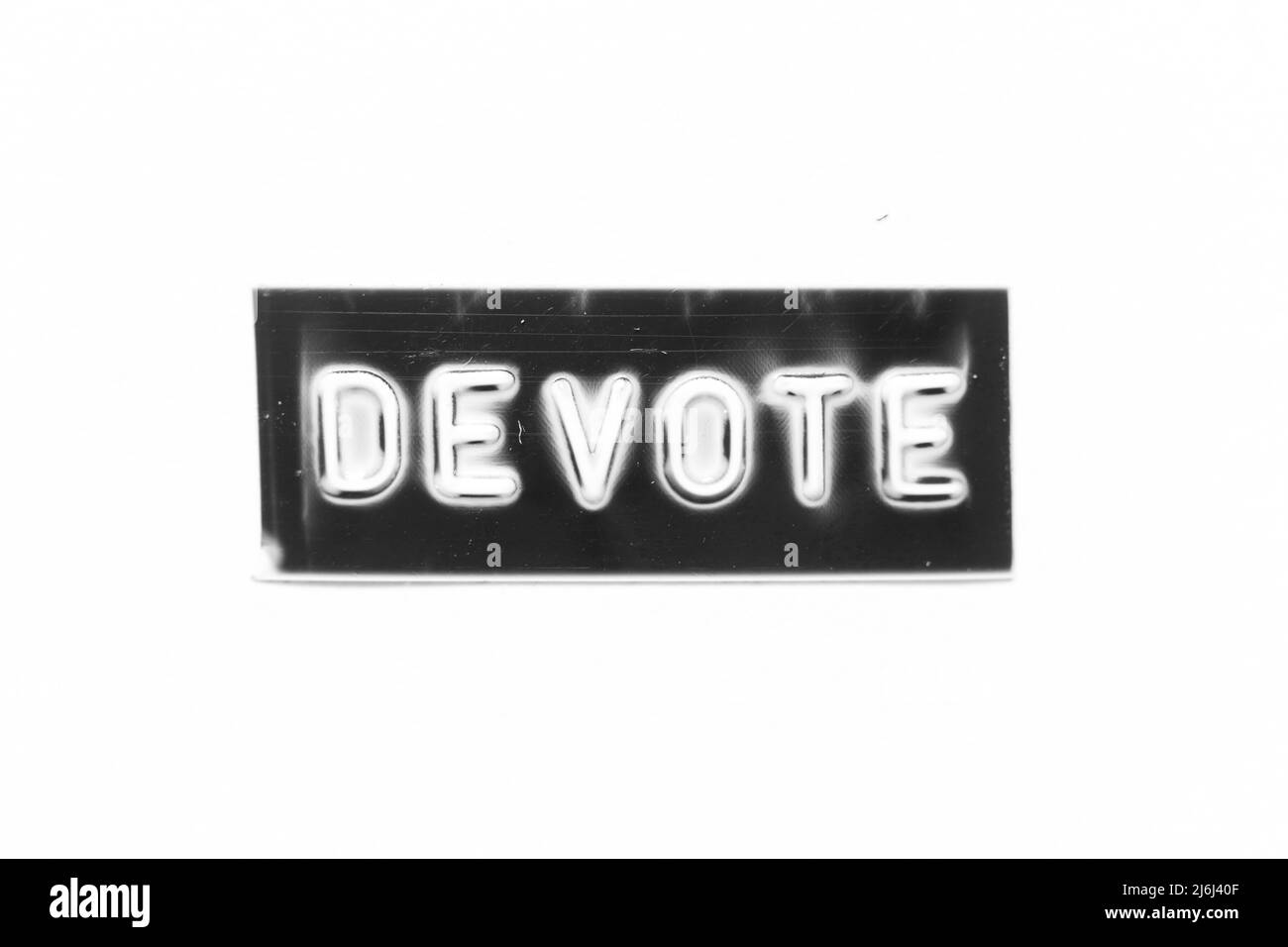Bannière noire avec lettre en relief et mot consacré sur fond de papier blanc Banque D'Images