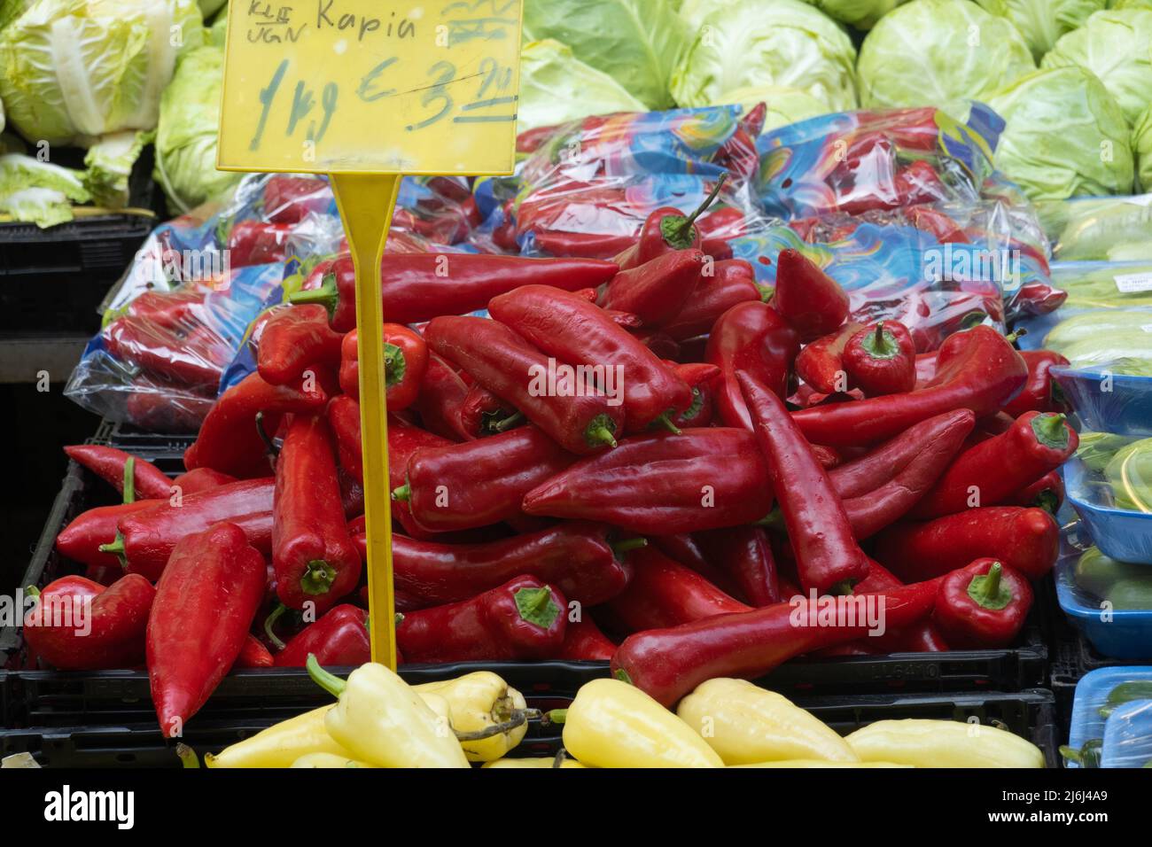 Outre les fruits, les légumes, le poisson, la viande et le pain, la gamme comprend un certain nombre de épiceries fines, de fleuristes et de magasins de biens de consommation ainsi qu'un tabac Banque D'Images