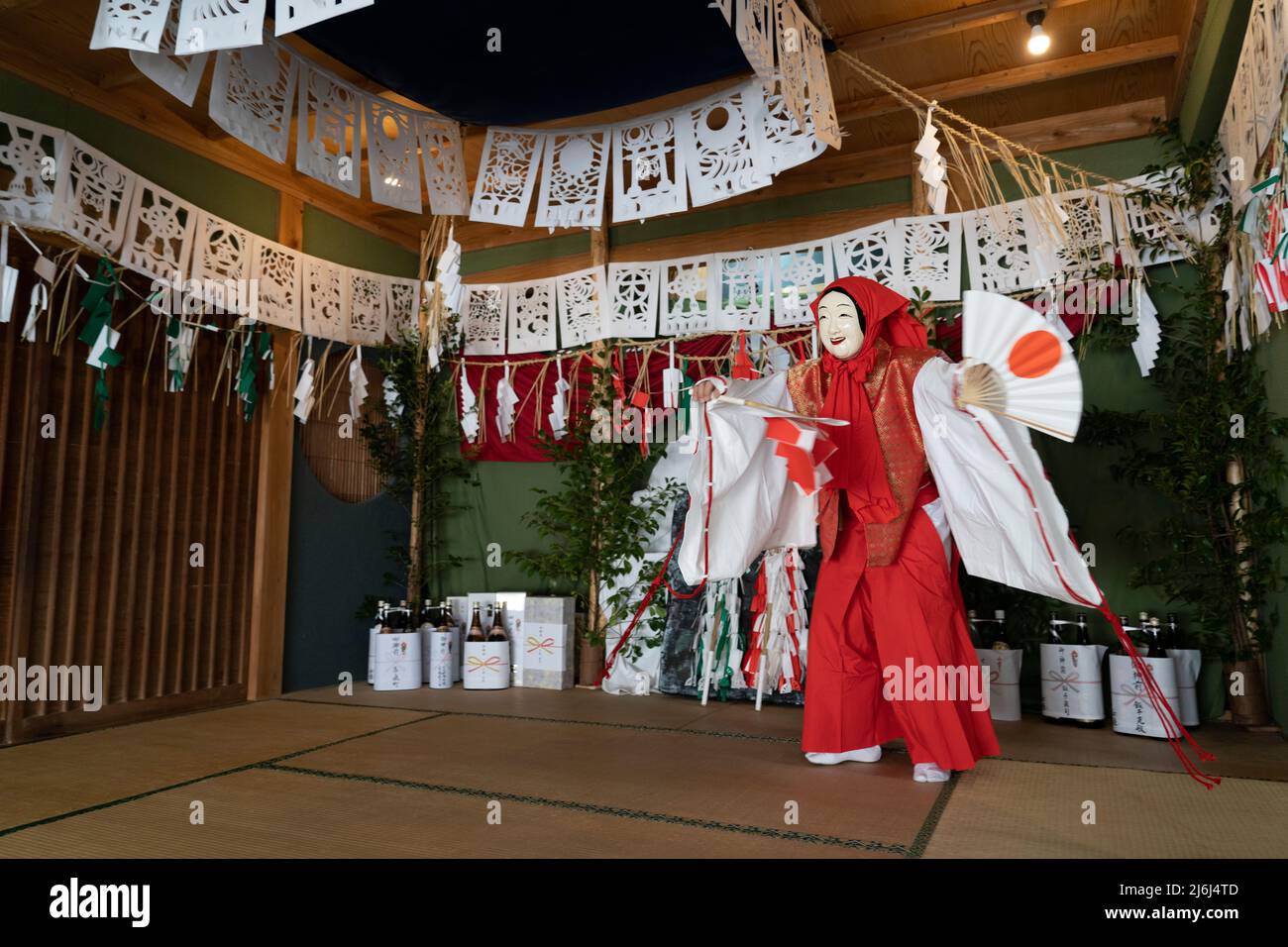Fujisaki-san, un maître de Kagura le shinto spectacle rituel racontant les feux des dieux. Voici la danse Uzume, Takachiho, Kyushu, Ja Banque D'Images
