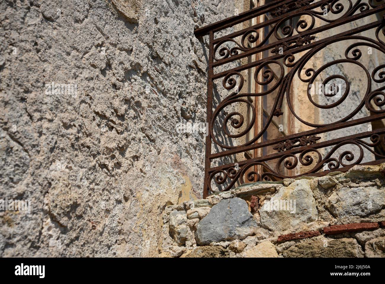 Ancienne maison rurale construite à la main mur en pierre et un balcon