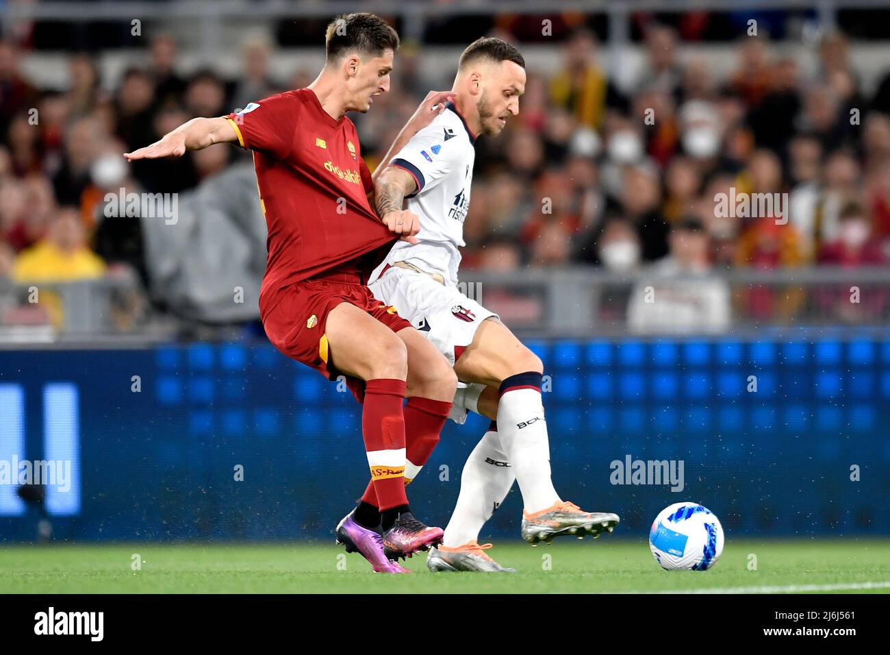 Marash Kumbulla d'AS Roma et Marko Arnautovic du FC Bologna concourent pour le ballon lors de la série Un match de football entre LE FC ROMA et le FC Bologna à Banque D'Images