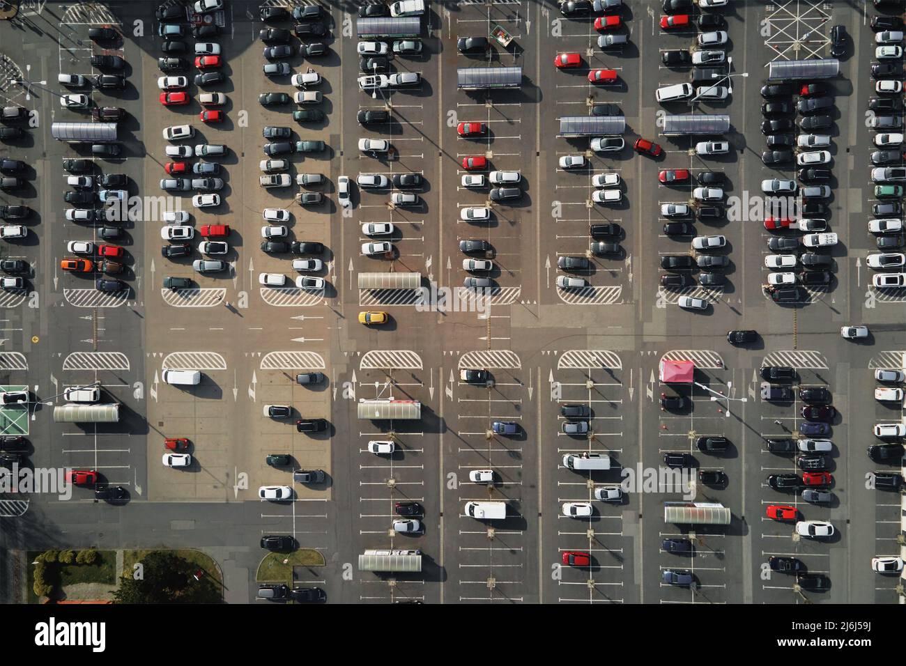 Voitures garées sur le parking près du centre commercial Banque D'Images