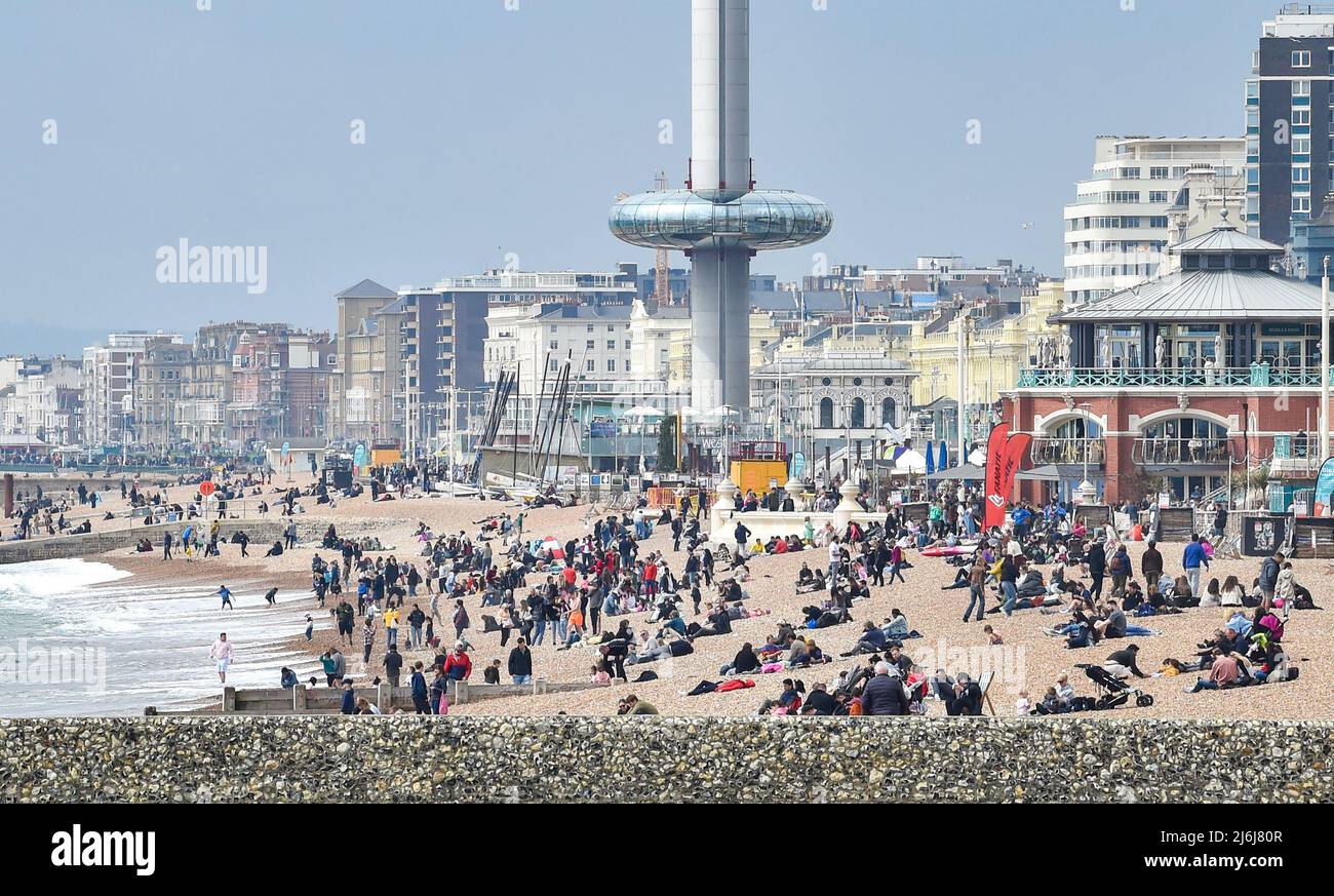 Brighton UK 2nd Mai 2022 - Mai Bank vacances les foules Profitez d'un mélange de soleil et de nuages sur la plage et le front de mer de Brighton : Credit Simon Dack / Alamy Live News Banque D'Images