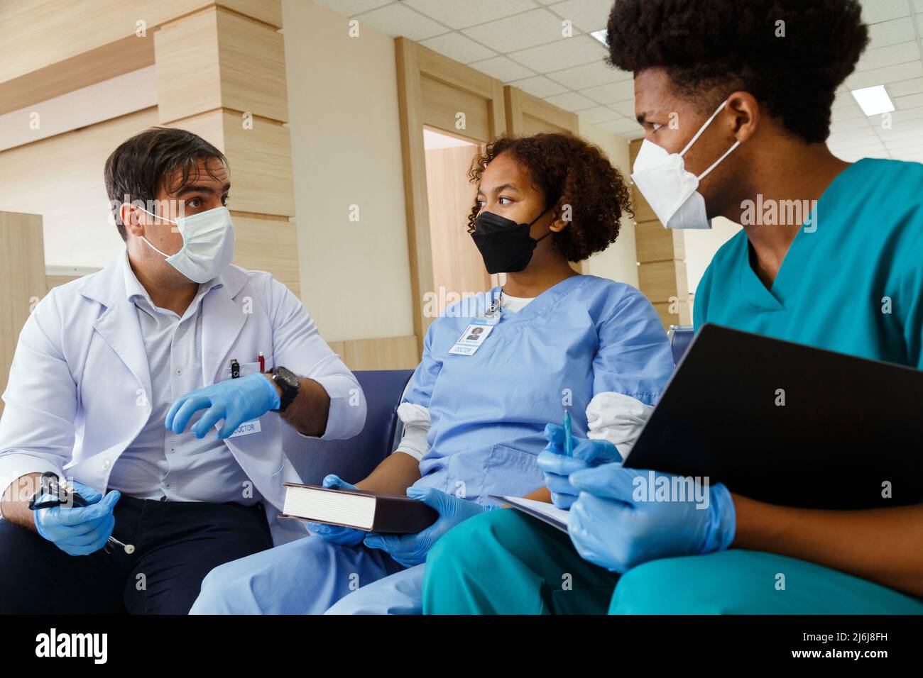 professeur médecin donner des conseils et discuter avec l'équipe étudiante stagiaire pour la planification de la chirurgie et le traitement des patients dans l'école de médecine de l'hôpital Banque D'Images