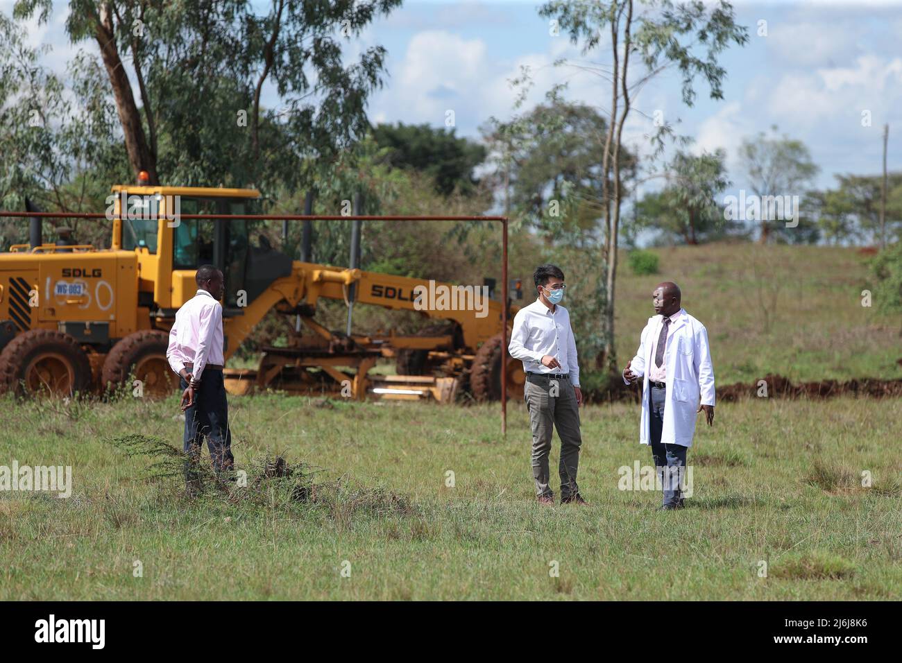 (220502) -- NAIROBI, le 2 mai 2022 (Xinhua) -- Yuan Wanfu discute d'un plan de construction avec un directeur de l'école secondaire Kamiti près d'un chantier de construction à Nairobi, Kenya, le 27 avril 2022. Yuan Wanfu, 31 ans, travaille au sein de la succursale de China Road & Bridge Corporation au Kenya depuis septembre 2015 et est désormais responsable du projet d'expansion de East Ring Road à Nairobi. Yuan travaille chaque après-midi avec ses collègues chinois et kenyans sur le chantier pour identifier et résoudre les difficultés du processus de construction le plus rapidement possible. Yuan est également impliqué dans une variété de soci Banque D'Images