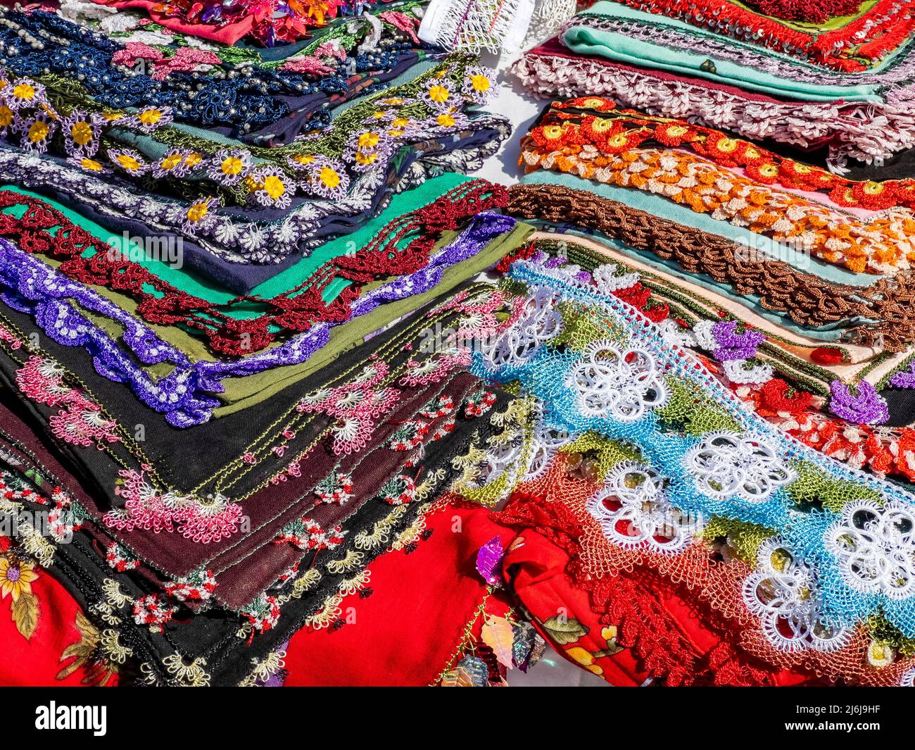 Foulard à dentelle à aiguille avec bordure colorée. Tradition artisanale. Nombreux motifs floraux et arrière-plan de texture avec espace de copie. De beaux points de suture Banque D'Images Foulard à dentelle à aiguille avec bordure colorée. Tradition artisanale. Nombreux motifs floraux et arrière-plan de texture avec espace de copie. De beaux points de suture Banque D'Images