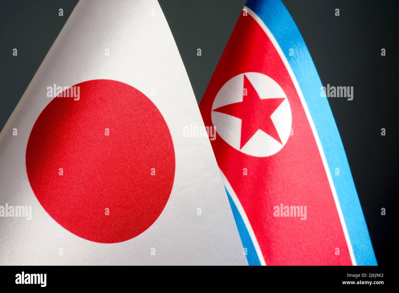 Gros plan des drapeaux du Japon et de la Corée du Nord. Banque D'Images
