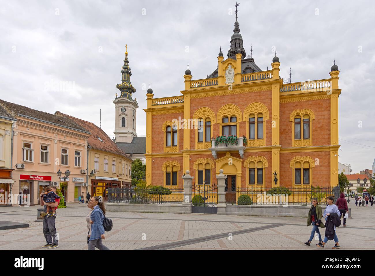 Novi Sad, Serbie - 21 septembre 2021 : Palais des évêques et tour de la cathédrale Saint-George au centre-ville de la rue Zž Jovina. Banque D'Images