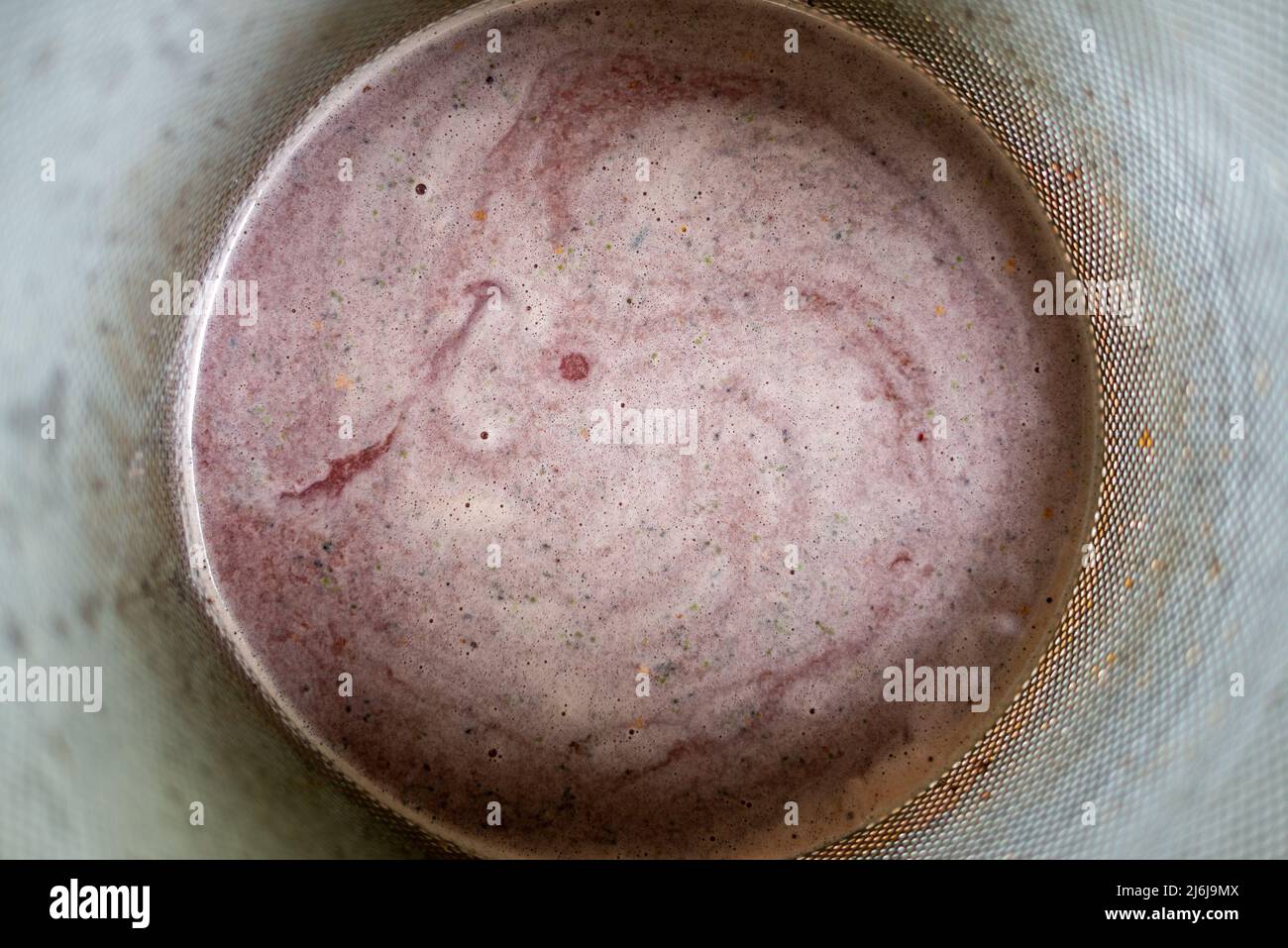 Raisins nommés Cabernet Franc avant le pressage dans la baignoire, après le broyage des baies à la saison de récolte, cave, Hongrie Banque D'Images