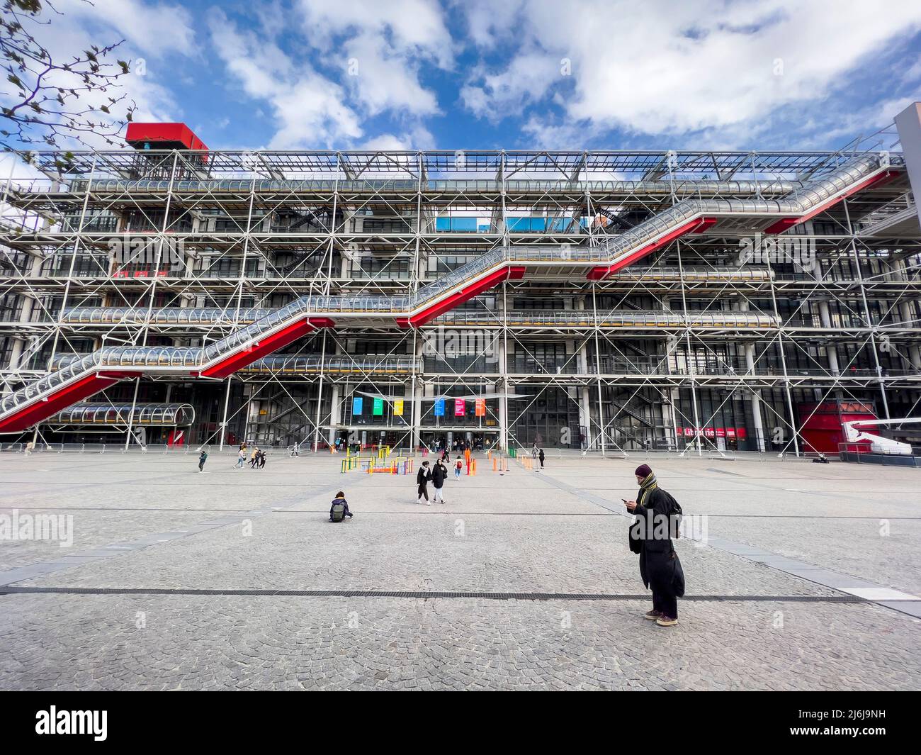 Paris, France-04.07.2022 : personnes marchant devant le Centre Pompadour, construit par Georges Pompidou en 1977. Musée d'Art moderne, architecture high-tech Banque D'Images