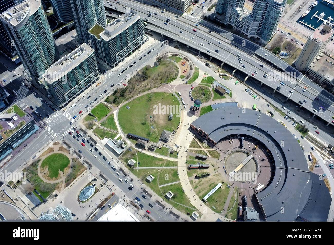 Parc Roundhouse vu du sommet de la Tour CN à Toronto, Canada Banque D'Images