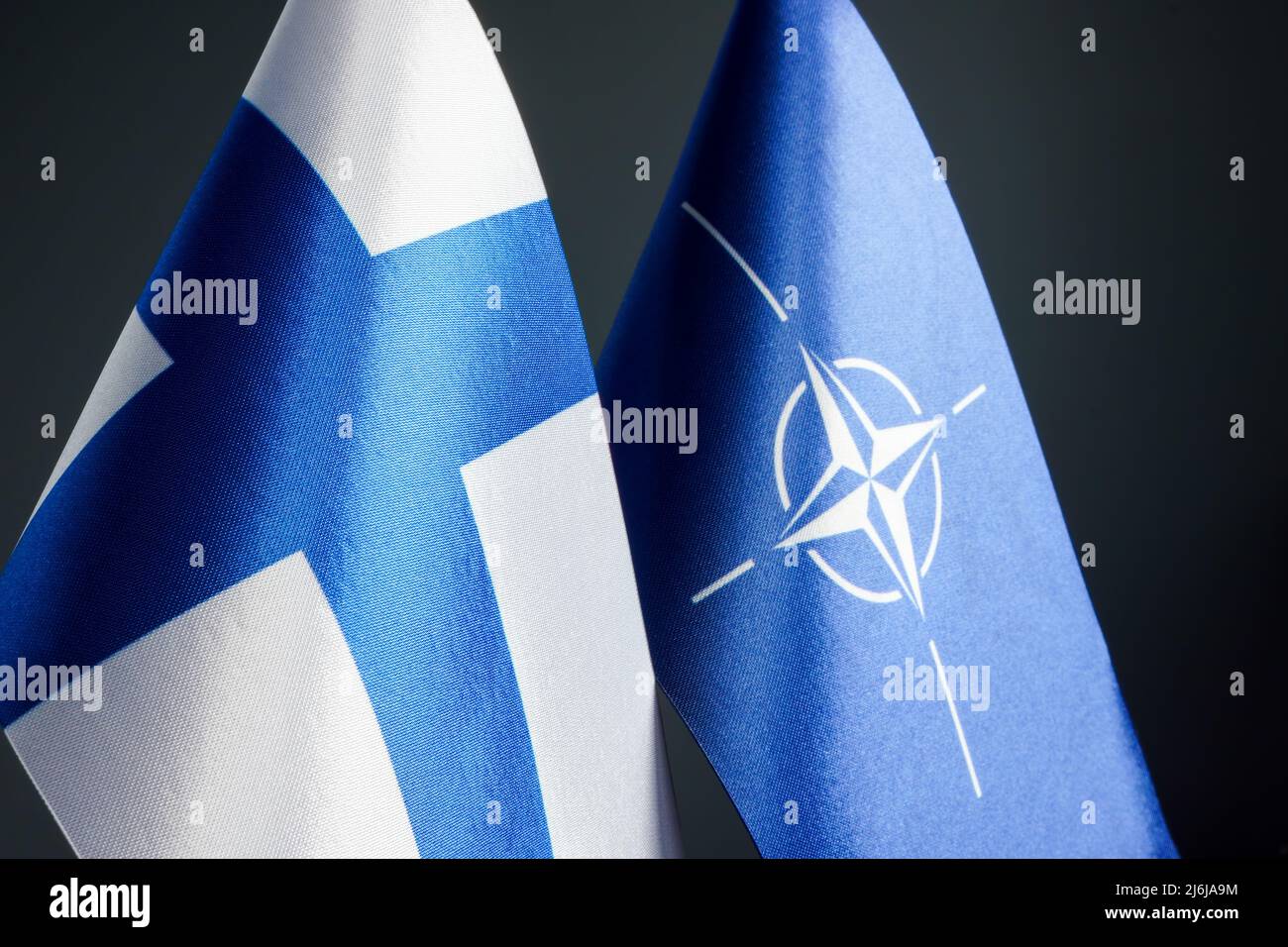 KIEV, UKRAINE - 1 mai 2022. Drapeaux de la Finlande et de l'OTAN. Banque D'Images