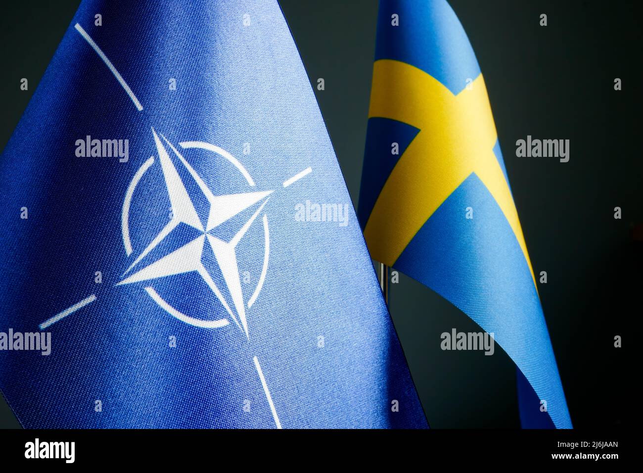 KIEV, UKRAINE - 1 mai 2022. Gros plan des drapeaux de la Suède et de l'OTAN. Banque D'Images