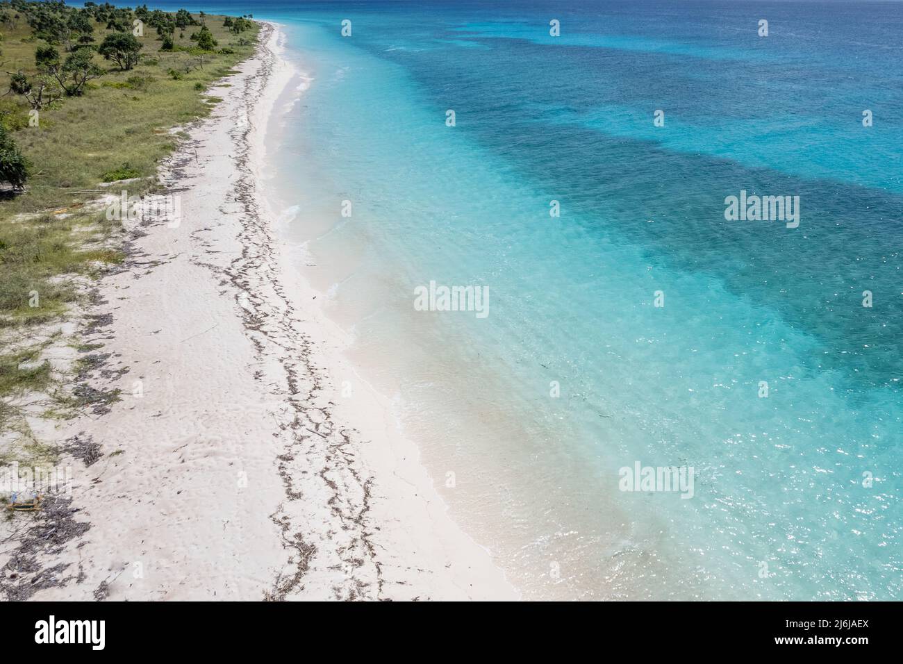 Photo aérienne d'une petite île inhabitée de Doo près de Rote Ndao, province de Nusa Tenggara est, Indonésie Banque D'Images