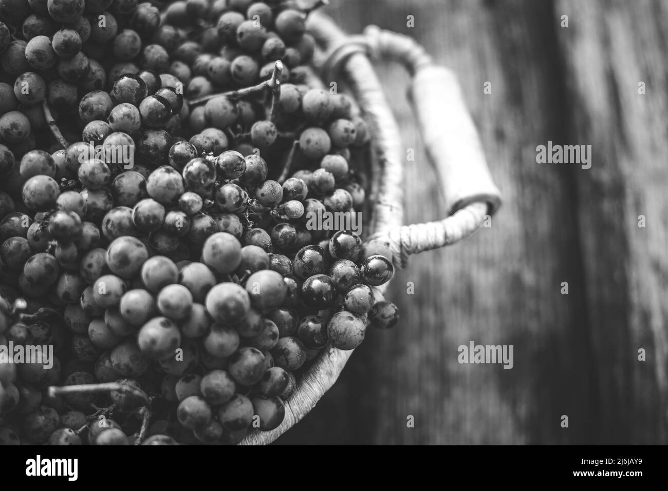 Raisins sur le panier sur la table en bois Banque D'Images