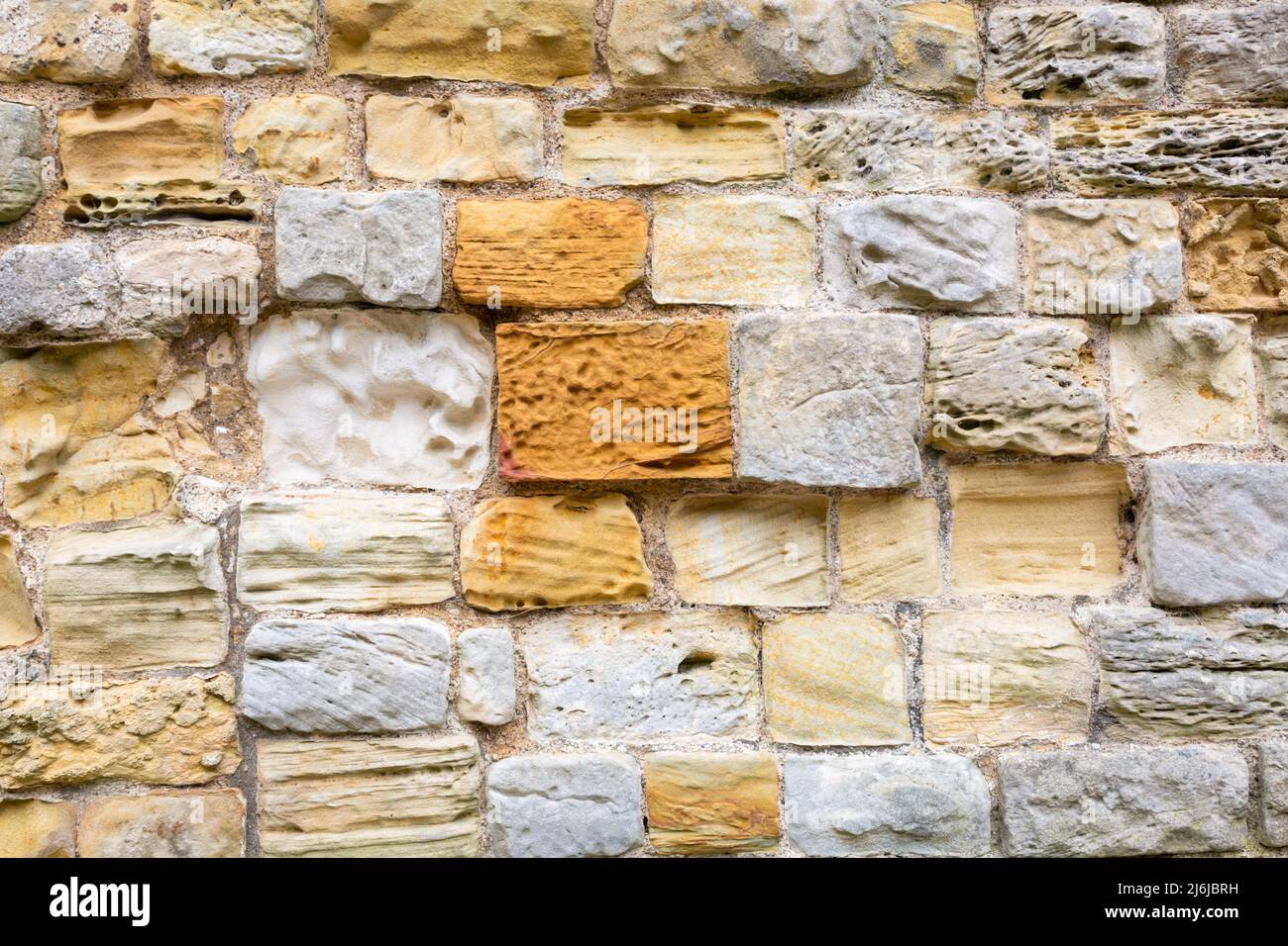 Vieux mur de grès montrant une érosion et des intempéries sévères, Angleterre Royaume-Uni Banque D'Images