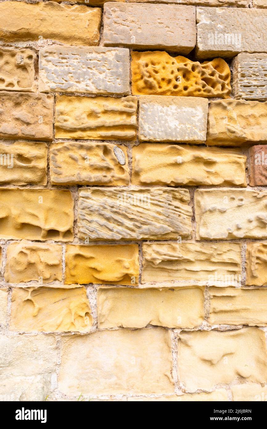 Vieux mur de grès montrant une érosion et des intempéries sévères, Angleterre Royaume-Uni Banque D'Images
