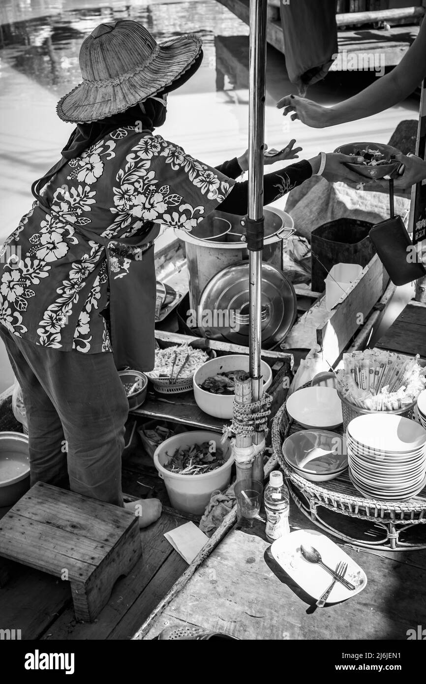 Pattaya, Thaïlande - 6 décembre 2009: Vendeur vendant de la nourriture de rue à partir du bateau au marché flottant de Pattaya. Photographie en noir et blanc Banque D'Images
