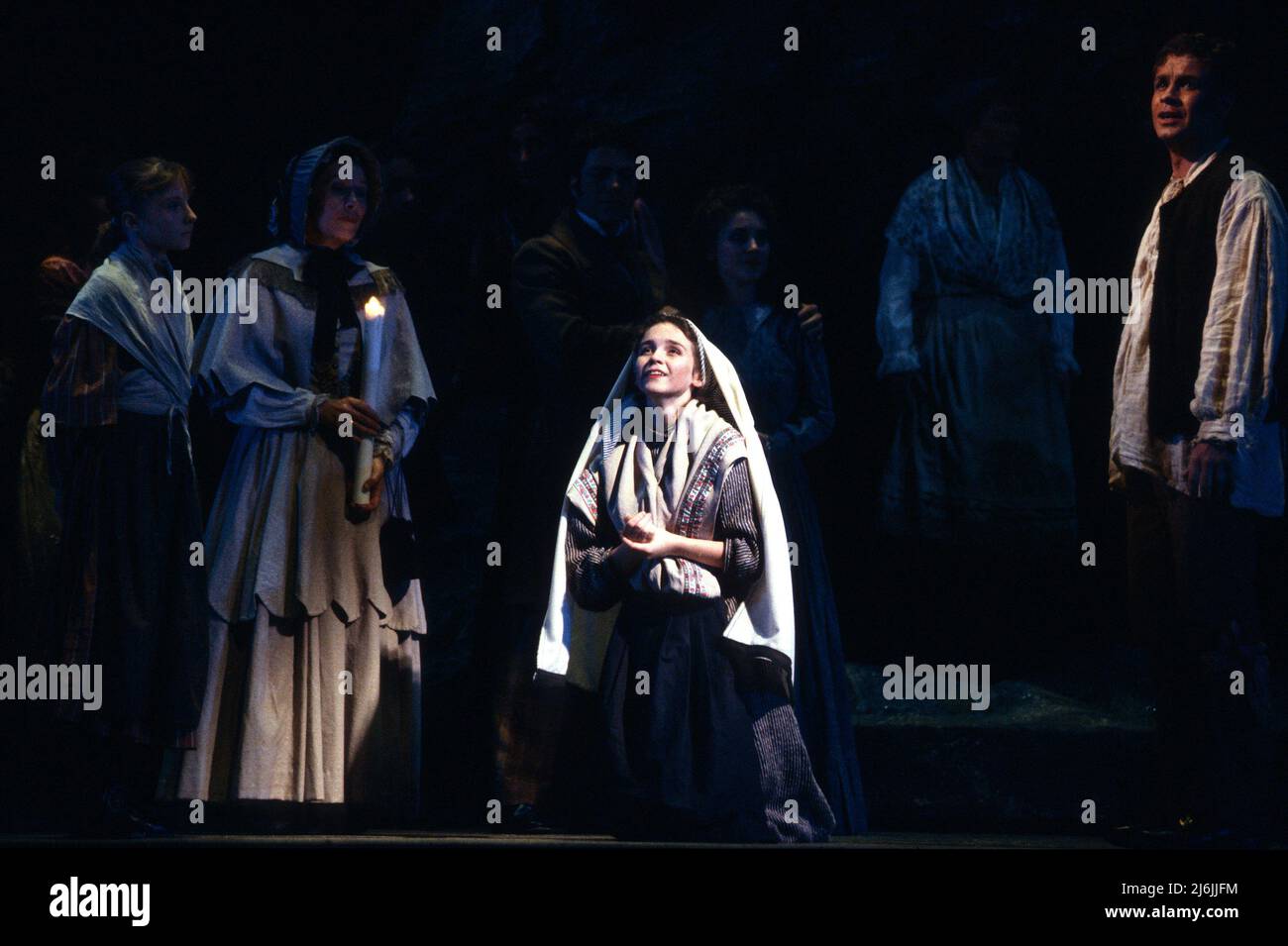 Natalie Wright (Bernadette Soubirous) dans BERNADETTE: La musique populaire au Dominion Theatre, Londres W1 21/06/1990 musique: Gwyn Hughes libretto: Maureen Hughes Set design: Martin Collins costumes: Lynda Yong éclairage: Peter Zygadio chorégraphie: Pat Dennison réalisateur: Ernest Maxin Banque D'Images