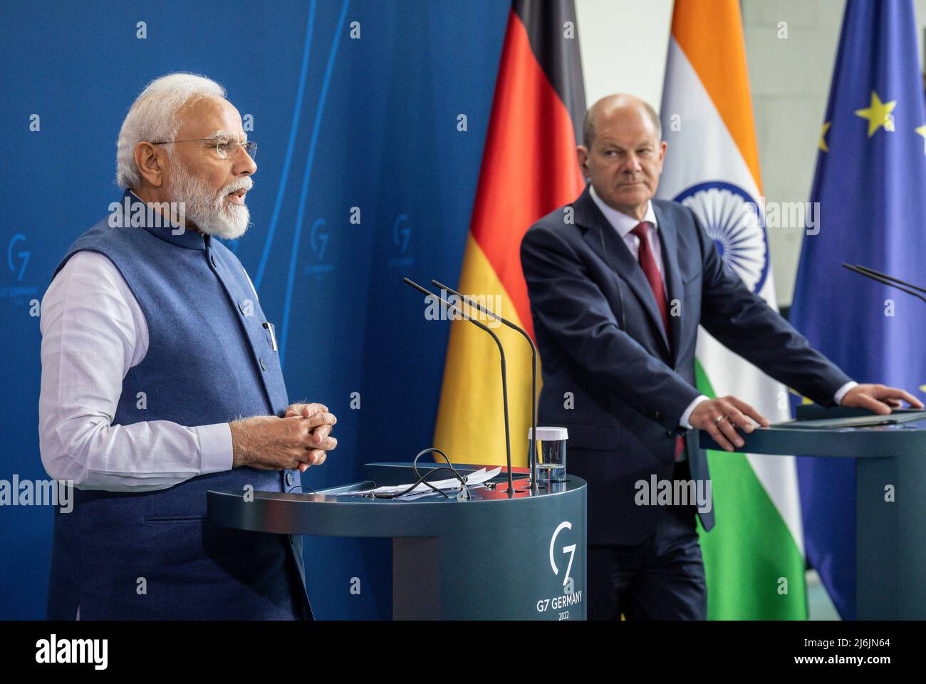 02 mai 2022, Berlin: Le chancelier allemand OLAF Scholz (SPD, r) se tient à côté du Premier ministre indien Narendra Modi lors d'un communiqué de presse lors des consultations intergouvernementales indo-allemandes. Photo: Michael Kappeller/dpa Banque D'Images