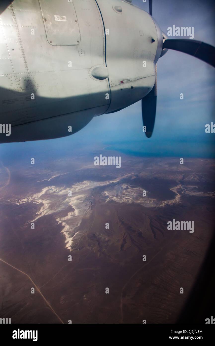 Aktau, Kazakhstan - 21 mai 2012 : avion de turbopropulseur d'époque soviétique an-24 Antonov en vol. Vue sur la mer caspienne et solonchak dans le désert à travers l'a Banque D'Images