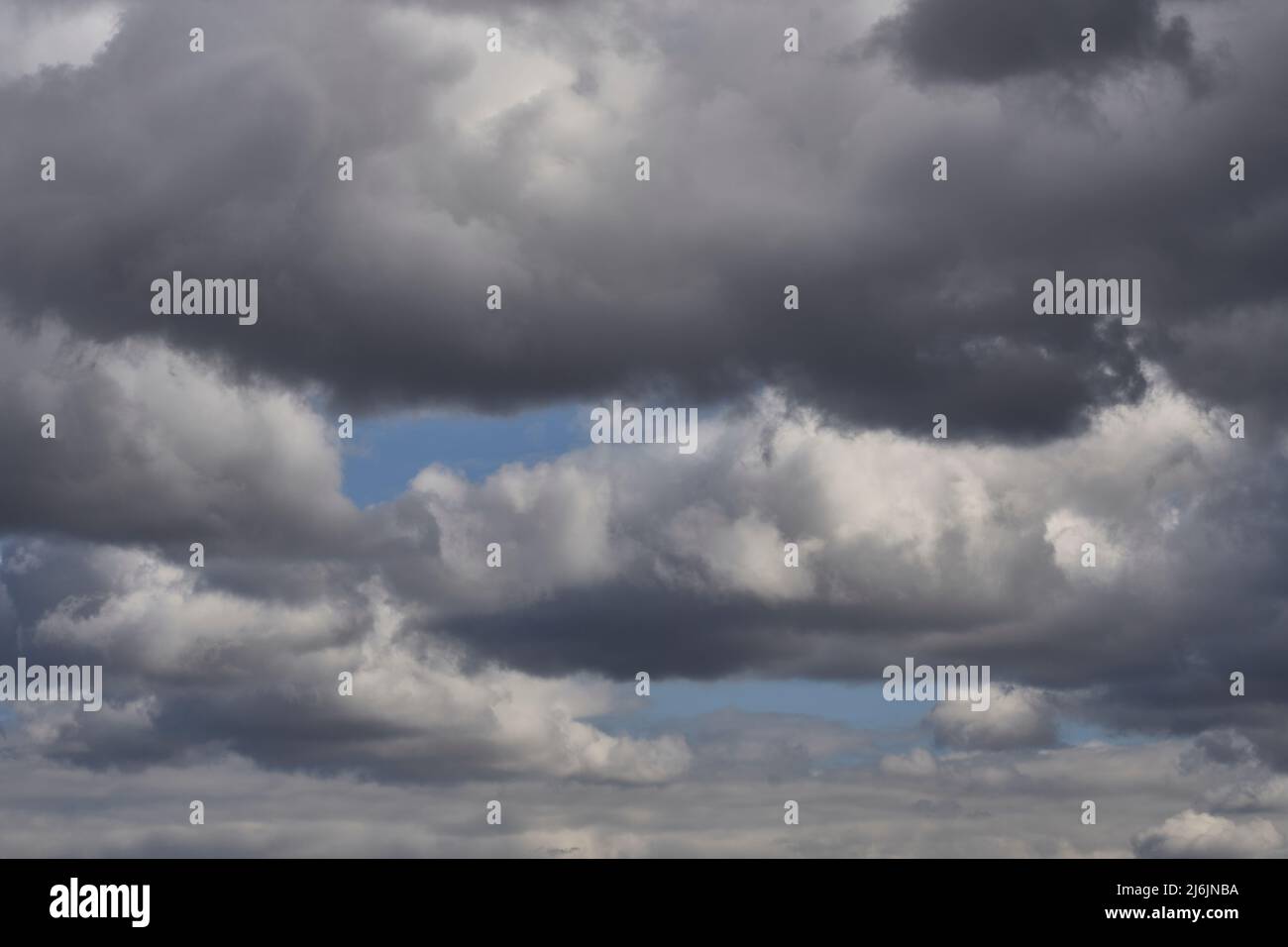 Dark storm ciel avec patch lumière dans le centre Banque D'Images