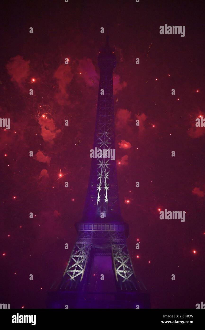 Feux d'artifice sur la tour Eiffel à Paris pour la visite nationale française d'eifel feu d'artifice Banque D'Images