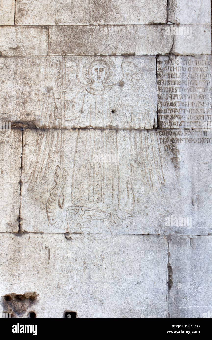 Saint Michel l'Archange qui claque Satan comme un dragon sur la Porta San Sebastiano, la porte de l'Appia dans les murs Aurelian - gravure médiévale - Rome Banque D'Images