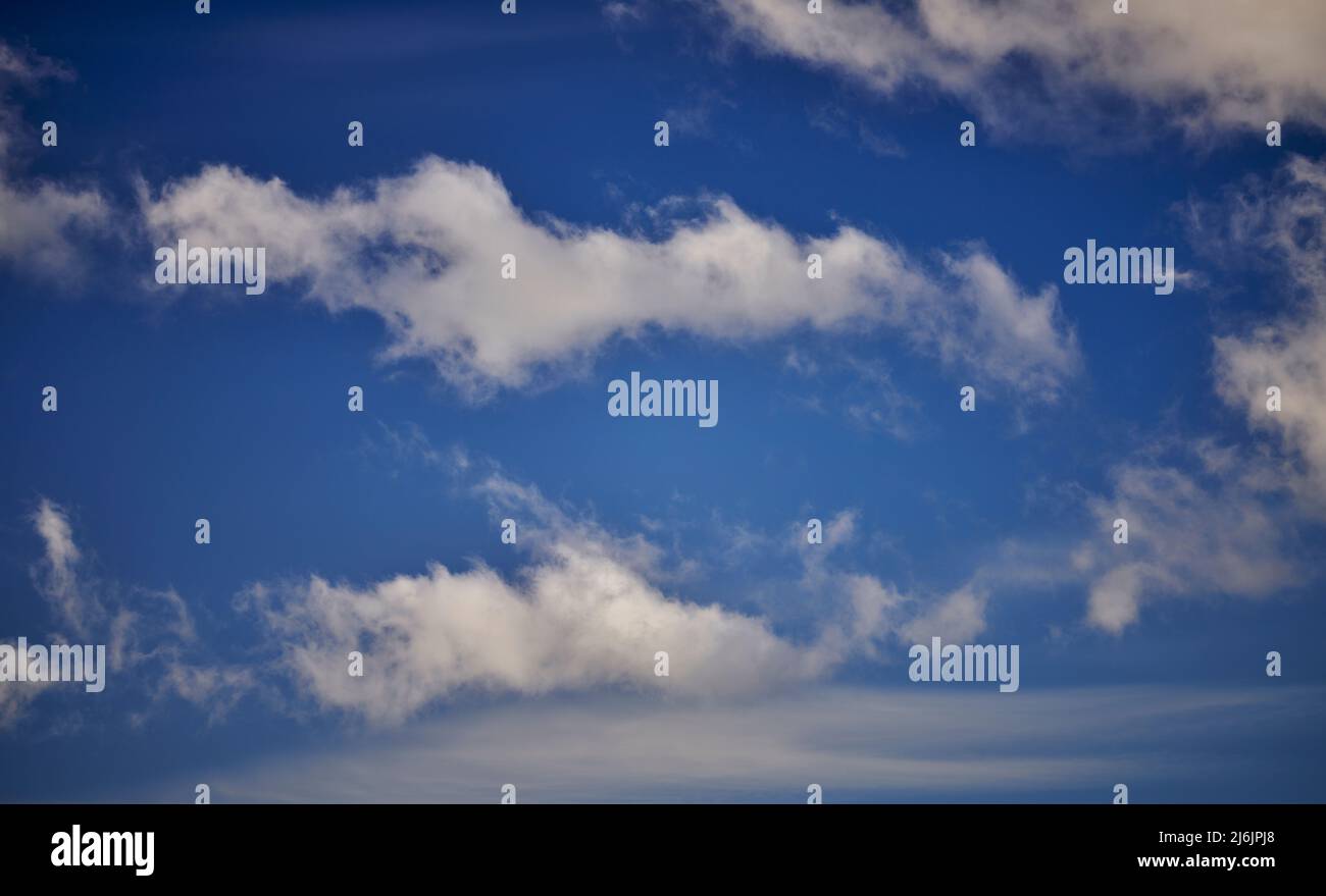 Un ciel bleu avec des nuages Puffy Cumulus appropriés comme arrière-plan Banque D'Images