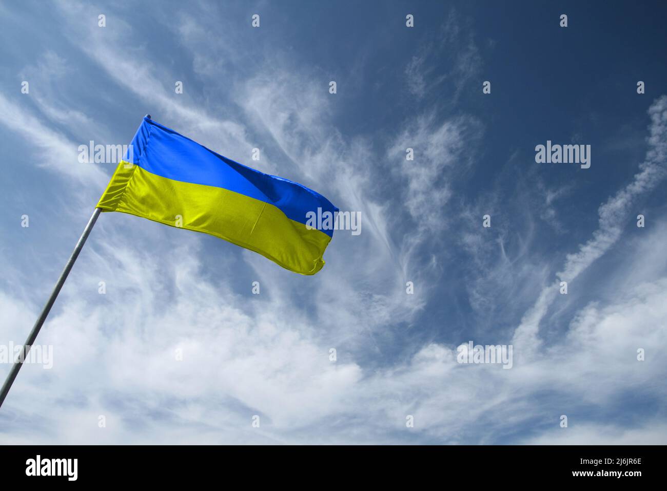 Drapeau bleu et jaune ukrainien face au ciel Banque D'Images