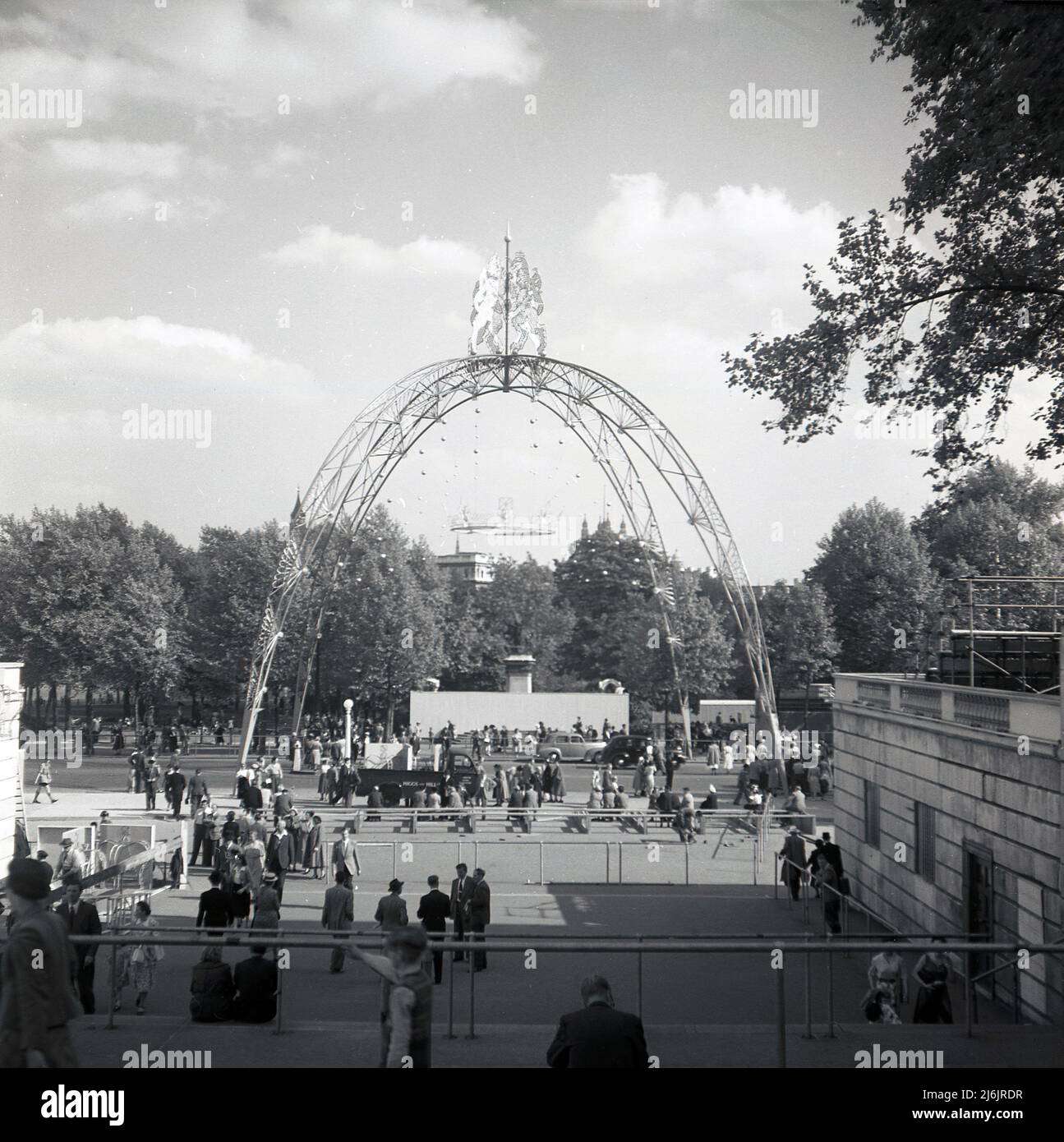 1953, Cornation historique de Queens, Londres, Angleterre, Royaume-Uni. La photo montre l'une des Arches de Coronation sur le Mall qui ont été érigées pour célébrer le Coronation de la reine Elizabeth II Conçu par Eric Bedford, quatre arches en acier ont été érigées le long du Mall, la route qui mène de Trafalgar Square à Buckingham Palace. Banque D'Images